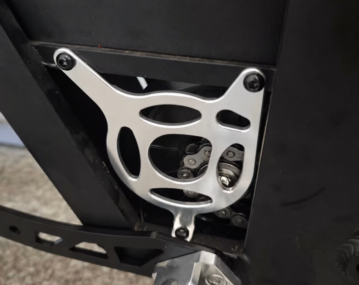Tuttio motor cover